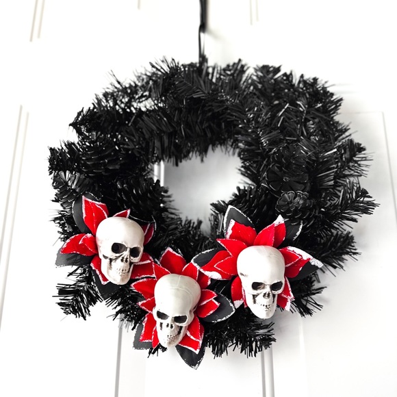 Silent Night Skull Wreath - Picture 2 of 2